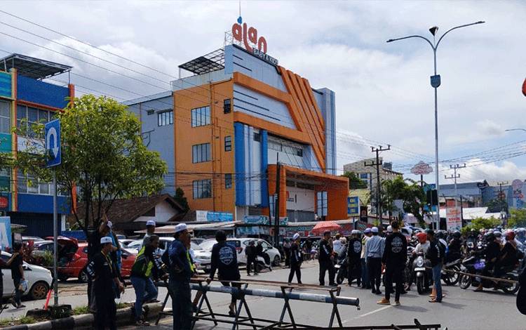 Jalan Ahmad Yani setelah QMall Banjarbaru Dipasang Portal, Jemaah Sekumpul Harus Jalan Kaki
