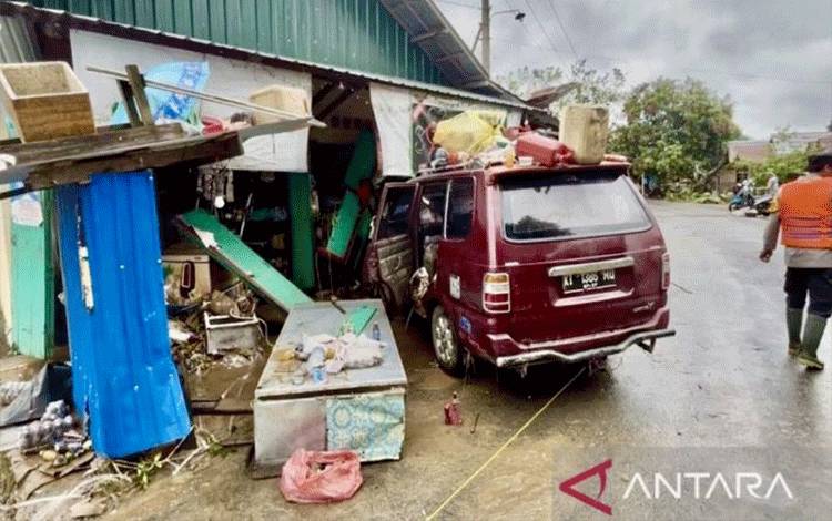 Salah satu rumah warga rusak akibat terdampak banjir bandang pasca air surut di Desa Juuh, Kecamatan Tebing Tinggi, Kabupaten Balangan, Kalimantan Selatan, Minggu (28/12/2025). ANTARA/Ragil Darmawan
