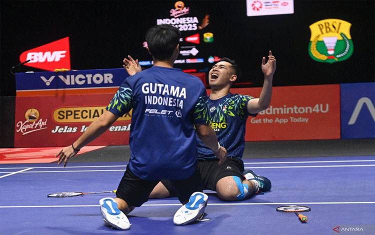Arsip foto - Pebulu tangkis ganda putra Indonesia Reza Pahlevi Isfahani (kanan) dan Sabar Karyaman Gutama (kiri) berselebrasi usai mengalahkan ganda putra Malaysia Man Wei Chong/Tee Kai Wun pada babak semifinal Kapal Api Indonesia Open 2025 di Istora Senayan, Gelora Bung Karno, Jakarta, Sabtu (7/6/2025). ANTARA FOTO/Hafidz Mubarak A/app/nym.