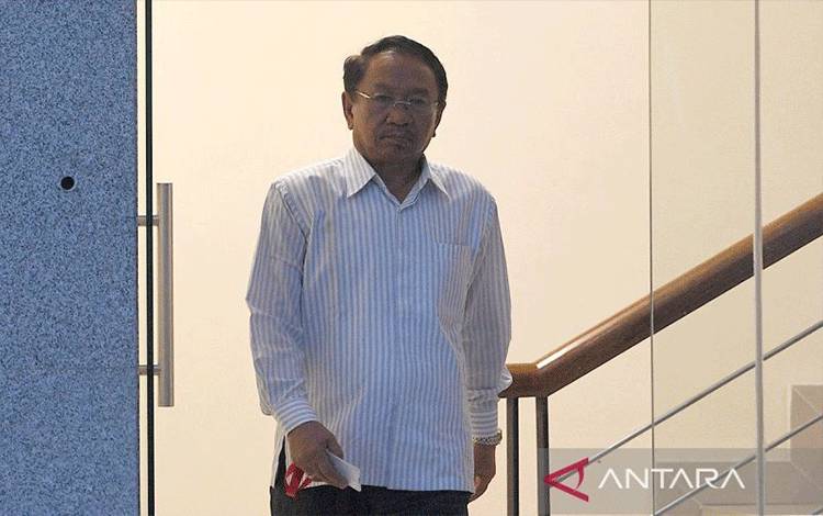 Arsip foto- Tersangka mantan Bupati Konawe Utara Aswad Sulaiman meninggalkan gedung KPK usai diperiksa di Jakarta, Selasa (17/10). Aswad diperiksa sebagai tersangka kasus dugaan suap terkait pemberian izin kuasa pertambangan eksplorasi, eksploitasi, serta izin operasi produksi nikel di Kabupaten Konawe Utara pada 2007-2014. ANTARA FOTO/Sigid Kurniawan/ama/pri. (ANTARA FOTO/SIGID KURNIAWAN)