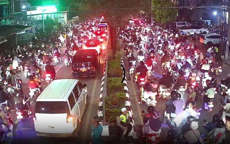 Arus Balik Momen 5 Rajab Sekumpul, Jalan Ahmad Yani Banjarbaru-Banjarmasin Jadi Lautan Kendaraan