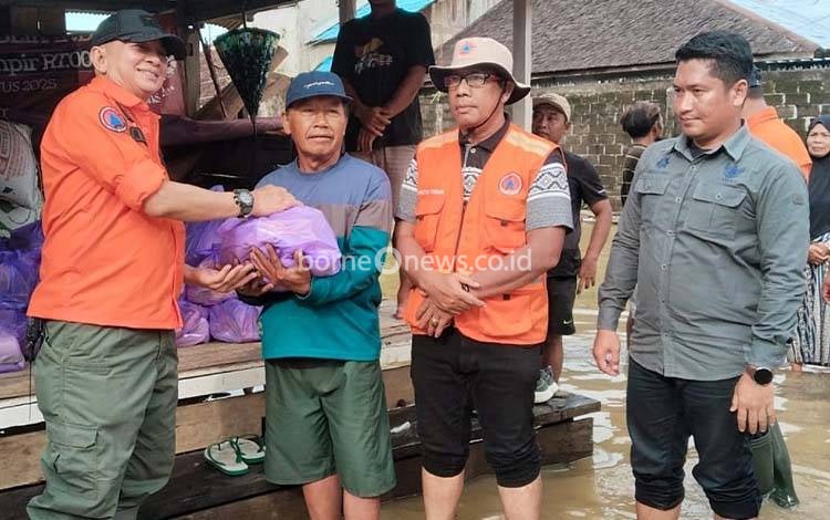 Bupati Barito Timur Serahkan Bantuan Kebutuhan Pokok ke Ratusan KK Terdampak Banjir