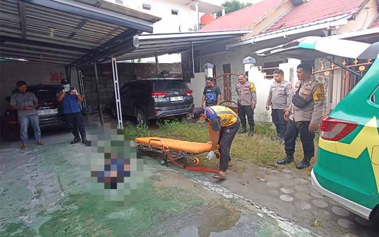 Polsek Pahandut Evakuasi Perempuan tak Dikenal ke RSUD Setelah Ditemukan Depan Rumah Warga