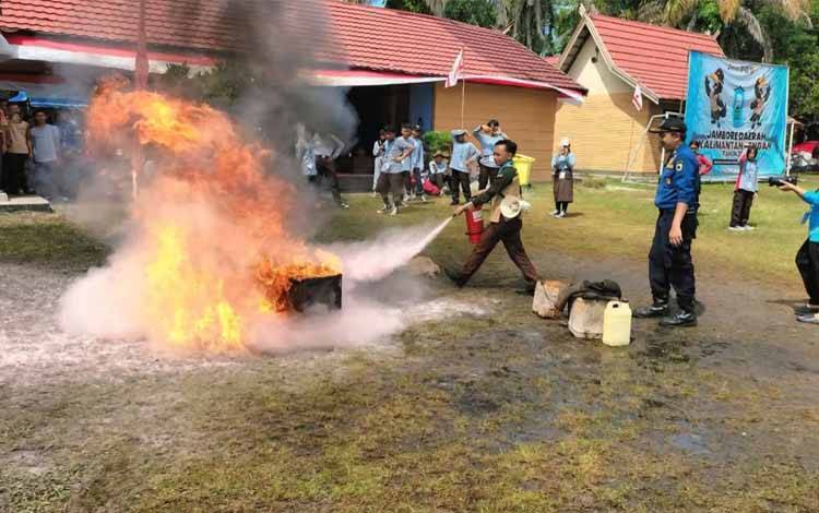 Disdamkarmat Palangka Raya Berikan Pelatihan Pemadaman Api Ringan ke Anak Pramuka di Jambore Kalteng 2025