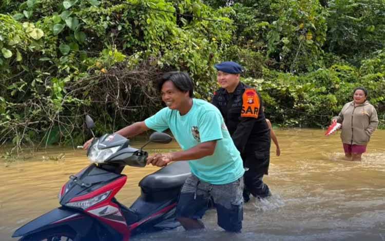 Brimob Polda Kalteng Bantu Warga Terdampak Banjir di Barito Timur, Evakuasi Barang dan Pasang Penanda Jalan