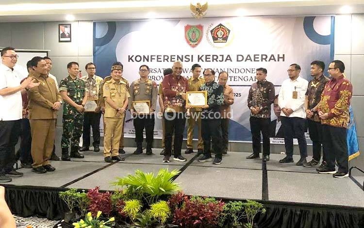 Ketua GAPKI Kalteng Terima Penghargaan Peduli Pers dari PWI Pusat