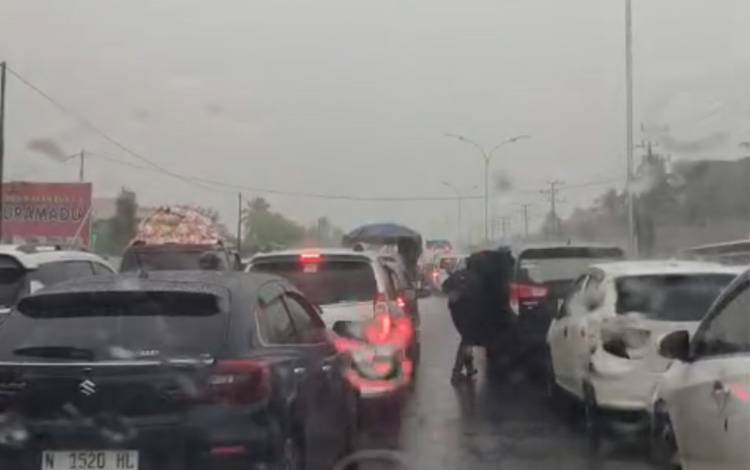 Arus Balik Jemaah 5 Rajab Sekumpul Menuju Kalteng Macet di Handil Bakti