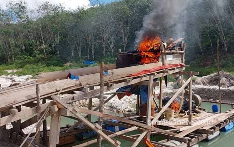 Polisi Musnahkan 772 Rakit Tambang Emas Ilegal