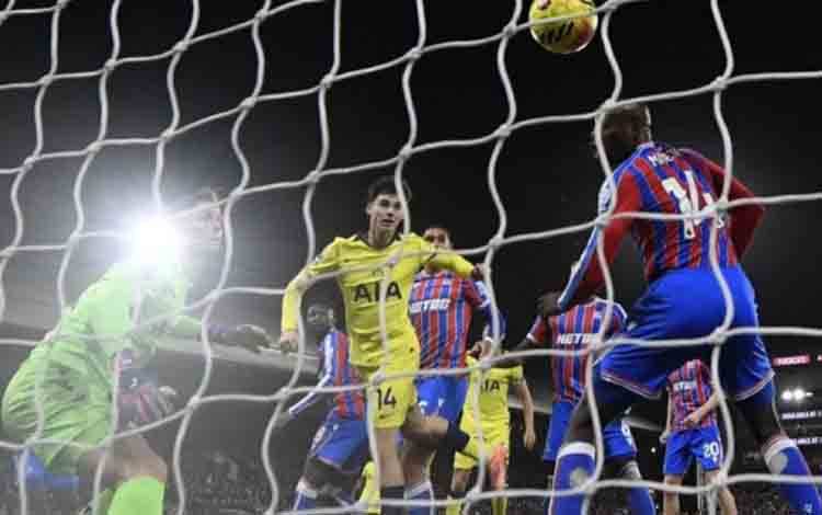 Cetak Gol Debut, Pelatih Spurs Puji Archie Gray