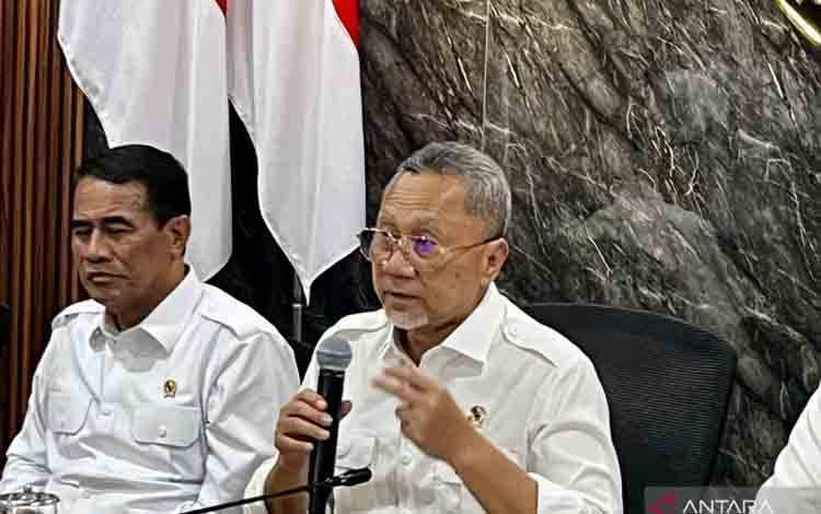Menteri Koordinator Bidang Pangan Zulkifli Hasan (kanan) didampingi Menteri Pertanian (Mentan) Andi Amran Sulaiman dalam rapat koordinasi mengenai penetapan cadangan pangan pemerintah (CPP) tahun 2026 di Kantor Kemenko Pangan RI, Jakarta, Senin (29/12/2025). (ANTARA/Arnidhya Nur Zhafira)