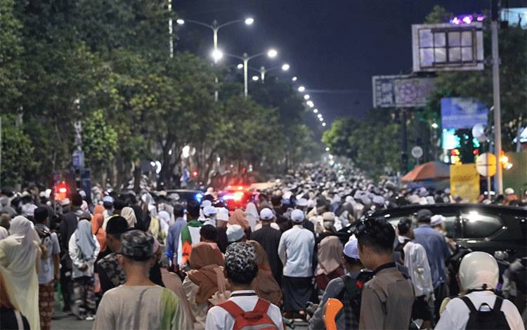 Suasana arus balik Jemaah Sekumpul di Jalan Ahmad Yani, Martapura - Banjarbaru, Minggu, 29 Desember 2025. (FOTO: Loda)