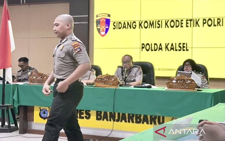 Bripda Muhammad Seili saat memasuki ruangan untuk mengikuti Sidang Komisi Kode Etik Polri (KKEP) atas kasus pembunuhan terhadap mahasiswi Universitas Lambung Mangkurat berinisial ZD (20) di Mapolres Banjarbaru, Kalimantan Selatan, Senin (29/12/2025). ANTARA/Tumpal Andani Aritonang