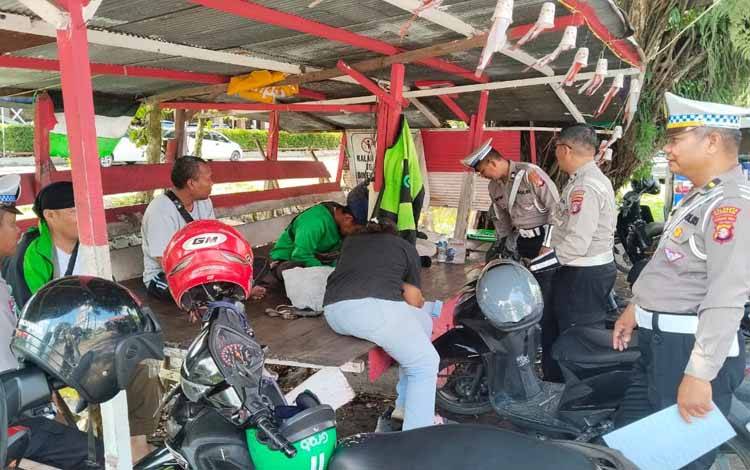Polantas Palangka Raya Gelar Dikmas Lantas untuk Ojek Online dalam Rangka Operasi Lilin Telabang 2025