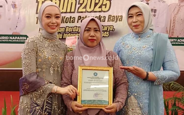 Ketua Pokja 2 TP PKK Kelurahan Kalampangan Raih Penghargaan Kader Terbaik TP PKK Kota Palangka Raya 2025