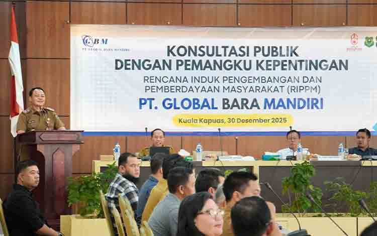 Kegiatan Konsultasi Publik Rencana Induk Pengembangan dan Pemberdayaan Masyarakat (RIPPM) PT Global Bara Mandiri, yang digelar di Aula Kantor Bapperida Kapuas, Selasa, 30 Desember 2025. (FOTO: Diskominfo Kps)