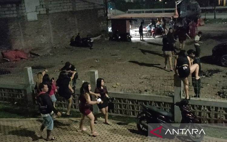 Sejumlah pekerja seks komersial (PSK) kabur dari lokasi prostitusi liar Gang Royal, Jalan Bandengan Utara III, Pekojan, Tambora, Jakarta Barat lantaran dikejar petugas Satpol PP, Selasa (11/3/2025) malam. (ANTARA/Risky Syukur)