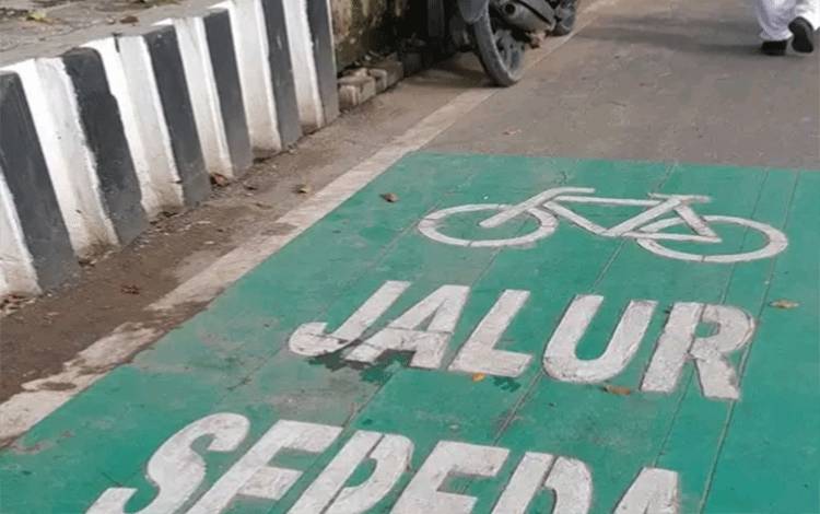 Jalur Sepeda di Kuala Kapuas Disambut Antusias Warga namun Masih Diuji Kesadaran Pengendara