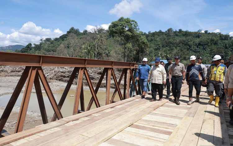 Prabowo Seberangi Jembatan Bailey yang Baru Rampung Dipasang di Garoga