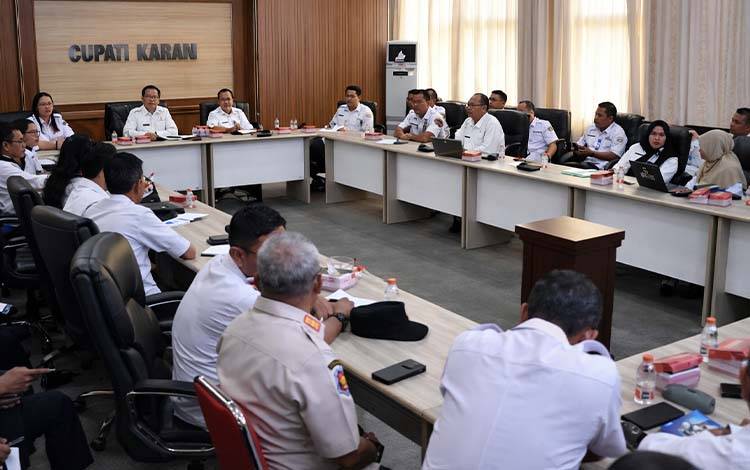 Pemerintah Kabupaten Kapuas melalui Badan Perencanaan Pembangunan, Riset dan Inovasi Daerah (Bapperida) Kabupaten Kapuas menggelar Rapat Persiapan Pelaksanaan Proyek Strategis Kabupaten Kapuas Tahun 2026 di Ruang Rapat Bupati Kapuas, Rabu, 31 Desember 2025. (FOTO: Diskominfo Kps)