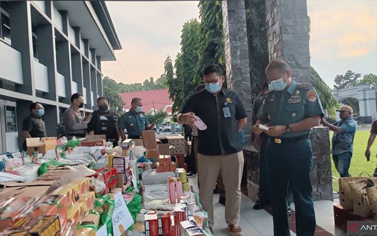 Barang Ilegal dan 244 Ekor Ayam Filipina Disita TNI AL-Bea Cukai