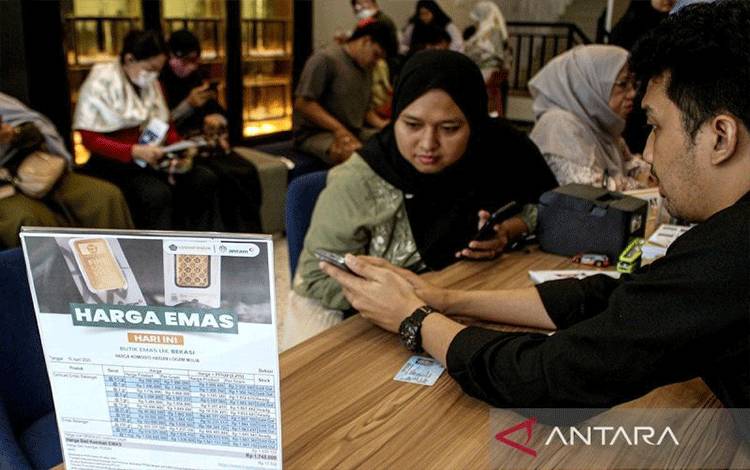 Petugas melayani warga yang memesan emas di Butik Emas Logam Mulia PT Antam Tbk di Bekasi, Jawa Barat, Selasa (15/4/2025). ANTARA FOTO/Jasmine Nadhya Thanaya/YU
