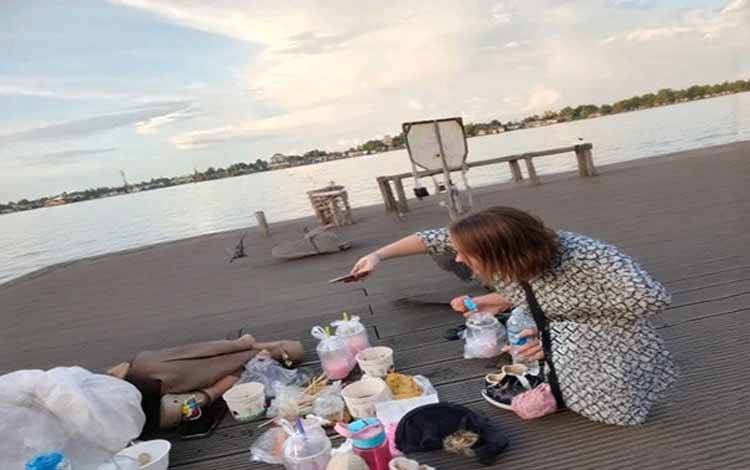 Pengunjung Dermaga KP3 Kuala Kapuas Meningkat, Warga Soroti Risiko Sampah Makanan ke Sungai