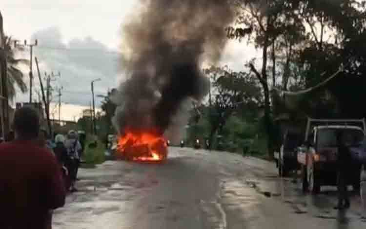 Mobil Terbakar di Jalan Meranti Kuala Kapuas, Diduga Usai Kecelakaan