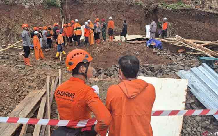 SAR Gabungan Lakukan Pencarian Sejumlah Korban Longsor di Jatinangor