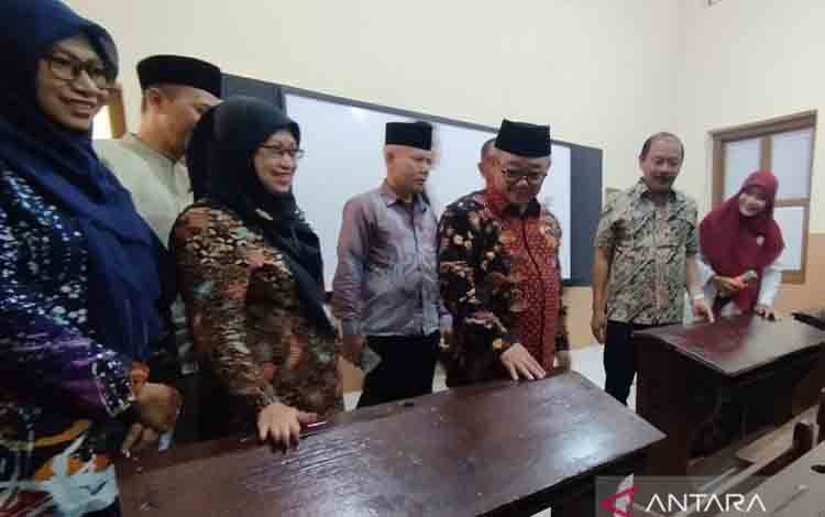 Mendikdasmen: Pemerintah Tambah Papan Interaktif untuk Setiap Sekolah
