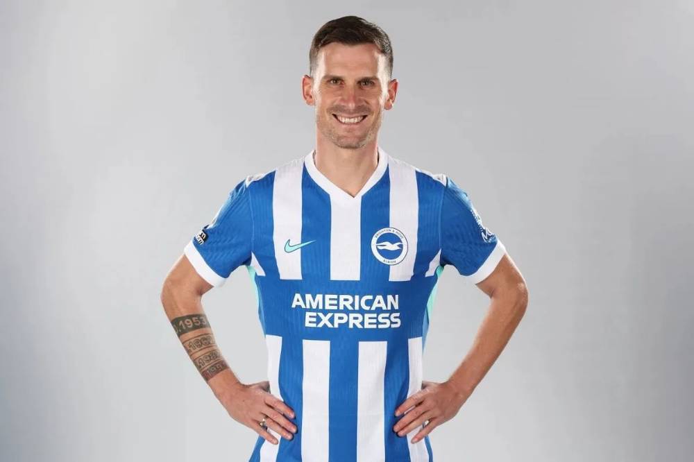Klub Liga Inggris Brighton mendatangkan gelandang Pascal Gross dari Borussia Dortmund pada bursa transfer paruh musim 2025/2026. (brightonandhovealbion.com)