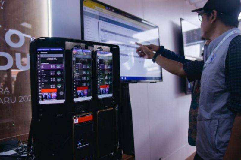 Wakil Menteri Komunikasi dan Digital (Wamenkomdigi) Nezar Patria melihat hasil monitoring kualitas jaringan telekomunikasi saat meninjau Posko Terpadu Nataru di Bandara Soekarno Hatta, Tangerang, Banten, Jumat (02/01/2026). ANTARA/HO-Kementerian Komunikasi dan Digital