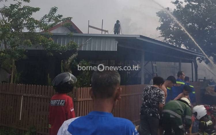 Sebuah Rumah Warga di Selat Tengah Kapuas Hangus Terbakar