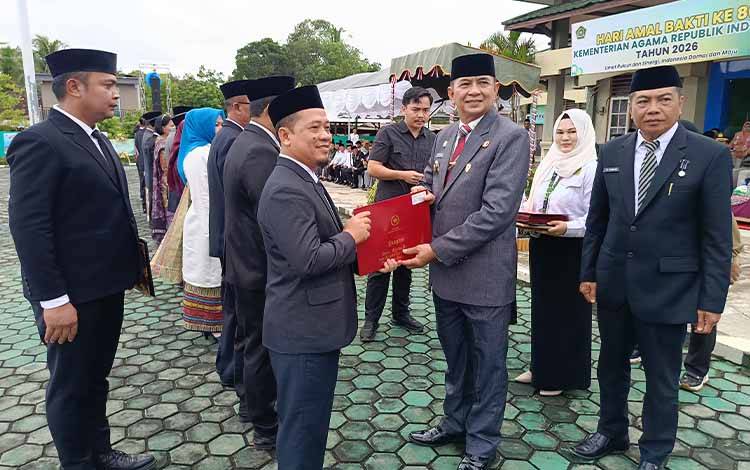 Bupati Barito Timur Jadi Pembina Upacara HAB ke-80 Kementerian Agama