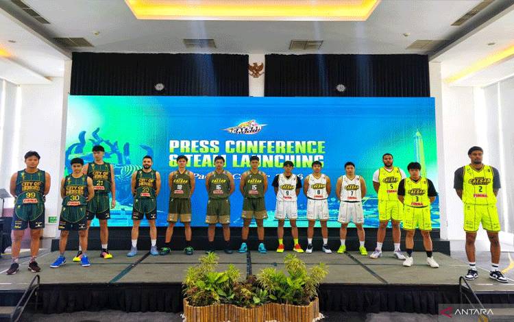 Sejumlah pebasket Pacific Caesar Surabaya diperkenalkan kepada publik saat launching team di Hotel Dafam Pacific Caesar Surabaya, Sabtu (3/1/2026). ANTARA/Naufal Ammar Imaduddin