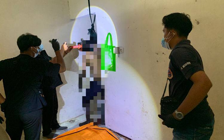 Tim gabungan saat mengevakuasi jenazah RSP (Foto : IST)