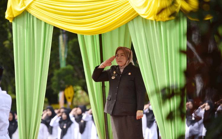 Bupati Kobar Nurhidayah memimpin upacara peringatan Hari Amal Bakti ke-80 Kementerian Agama Republik Indonesia yang digelar di halaman Kantor Bupati Kobar, Sabtu, 3 Januari 2026. (FOTO: IST)