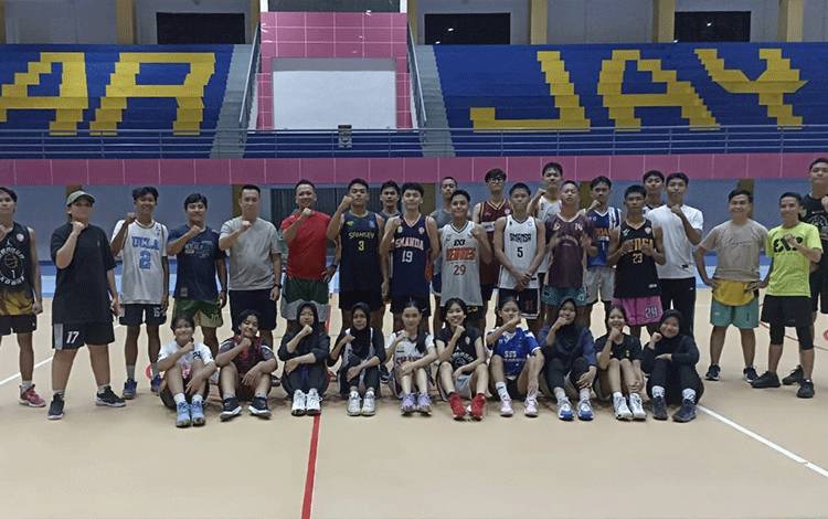 Ketua Perbasi Kobar, Muhammad Isro Wahyudin (5 dari kiri) foto bersama atlet basket. (FOTO: IST)