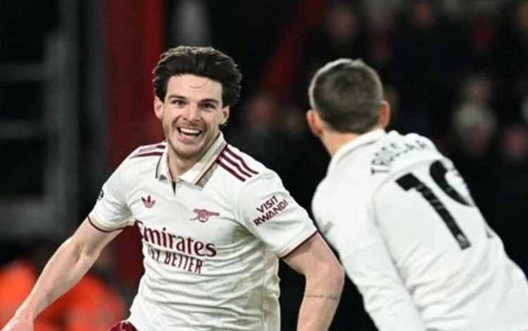 Declan Rice (kiri) mencetak dua gol saat Arsenal menang 3-2 atas Bournemouth dalam laga pekan ke-20 Liga Inggris 2025/26 di Vitality Stadium pada Minggu (4/1/2025). Arsenal.com
