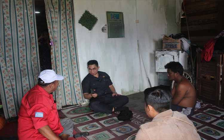 Wakil Ketua III DPRD Kalteng Junaidi saat berkunjung ke rumah warga di Jalan Mendawai Palangka Raya (Foto : IST)