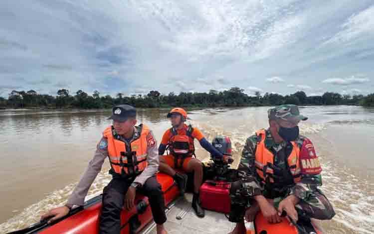 Basarnas Palangka Raya Cari Pria Hanyut di Sungai Kahayan