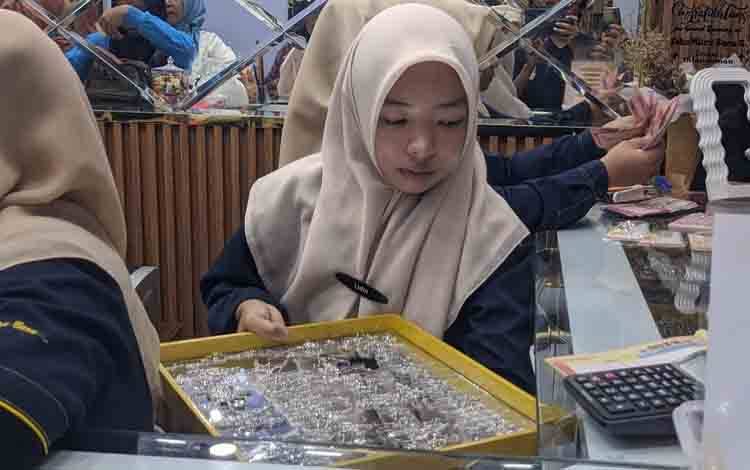 Emas Putih Makin Diminati Jadi Pilihan Perhiasan Sekaligus Investasi di Sampit