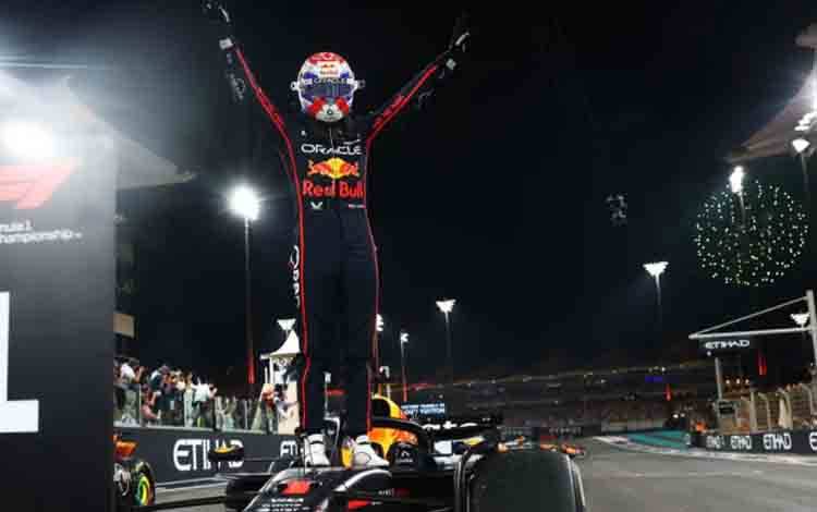Verstappen Masih Berkomunikasi dengan Mantan Bos Red Bull