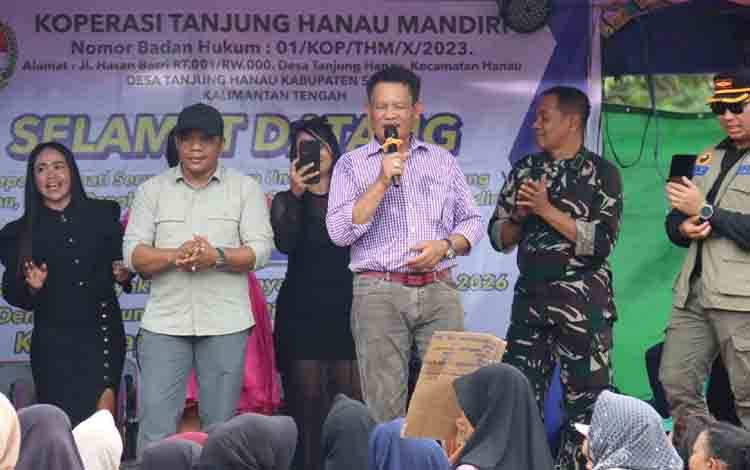 Bupati Seruyan Kunjungi Warga Desa Tanjung Hanau