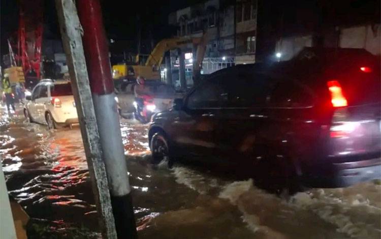 Sebagian Besar Wilayah Banjarmasin Terendam Air Pasang, Sejumlah Jalan Lumpuh