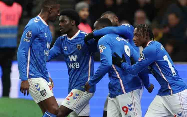 Pemain-pemain Sunderland merayakan gol yang dicetak penyerang Brian Brobbey (9) pada pertandingan Liga Inggris menghadapi Tottenham di Stadion Tottenham Hotspur, London, Minggu (4/1/2026) waktu setempat. (premierleague.com)
