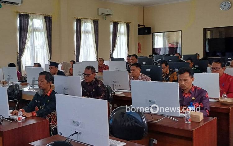 Dokumentasi penulisan makalah lelang jabatan 11 JPT Pratama Pemkab Kotawaringin Timur, Desember 2025. (FOTO: DEWIP)
