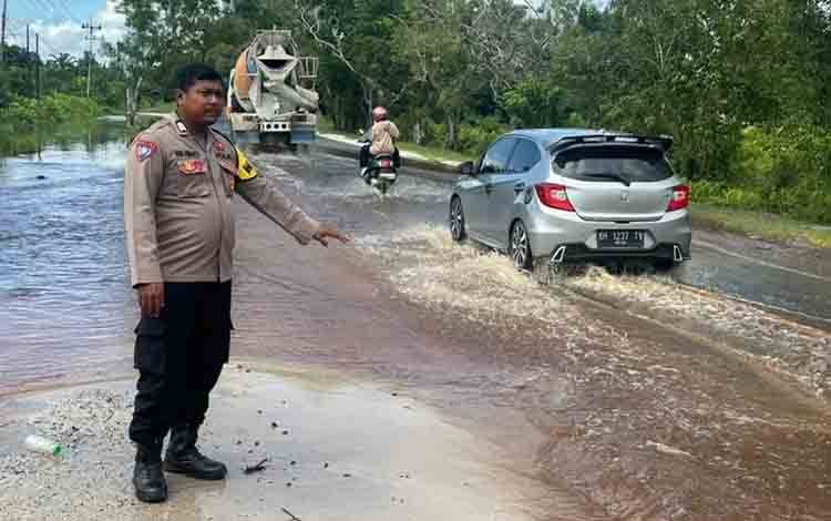 Bhabinkamtibmas Polsek Bukit Batu Gelar Patroli Dialogis di Jalan Tjilik Riwut Kilometer 27
