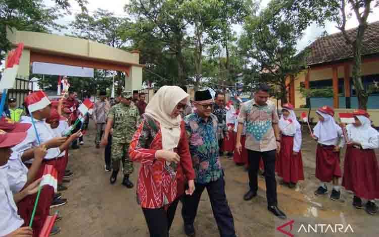 Menteri Pendidikan Dasar dan Menengah (Mendikdasmen) RI Abdul Mu'ti didampingi Bupati Demak Eisti'anah saat menuju tempat peresmian program revitalisasi SD Negeri 2 Wonorejo, Kecamatan Karanganyar, Kabupaten Demak, Jawa Tengah, Sabtu 3/1/2026). ANTARA/Akhmad Nazaruddin Lathif