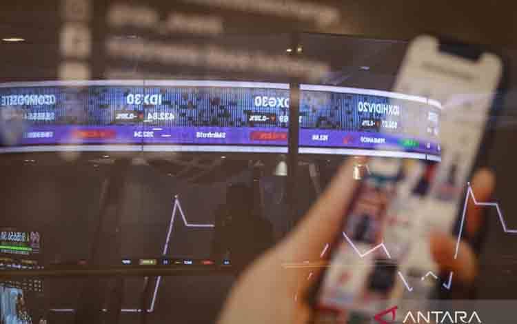 Seorang pria mengamati layar digital pergerakan harga saham di Bursa Efek Indonesia, Jakarta. ANTARA FOTO/Dhemas Reviyanto/bar