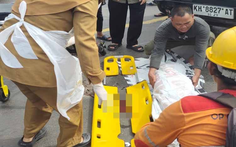 Proses evakuasi korban lakalantas di Jalan Trans Kalimantan, Kalampangan, Palangka Raya, Senin, 5 Januari 2026. (FOTO: IST)